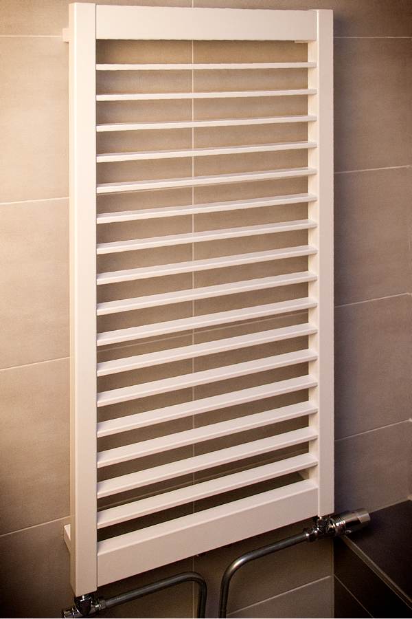 Witte designradiator in de badkamer