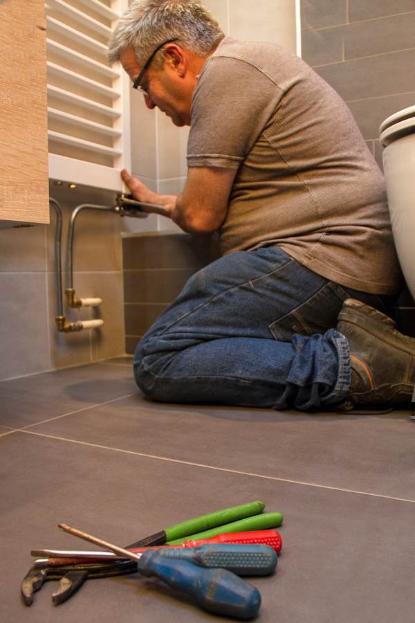 Peter Zegers monteert een radiator