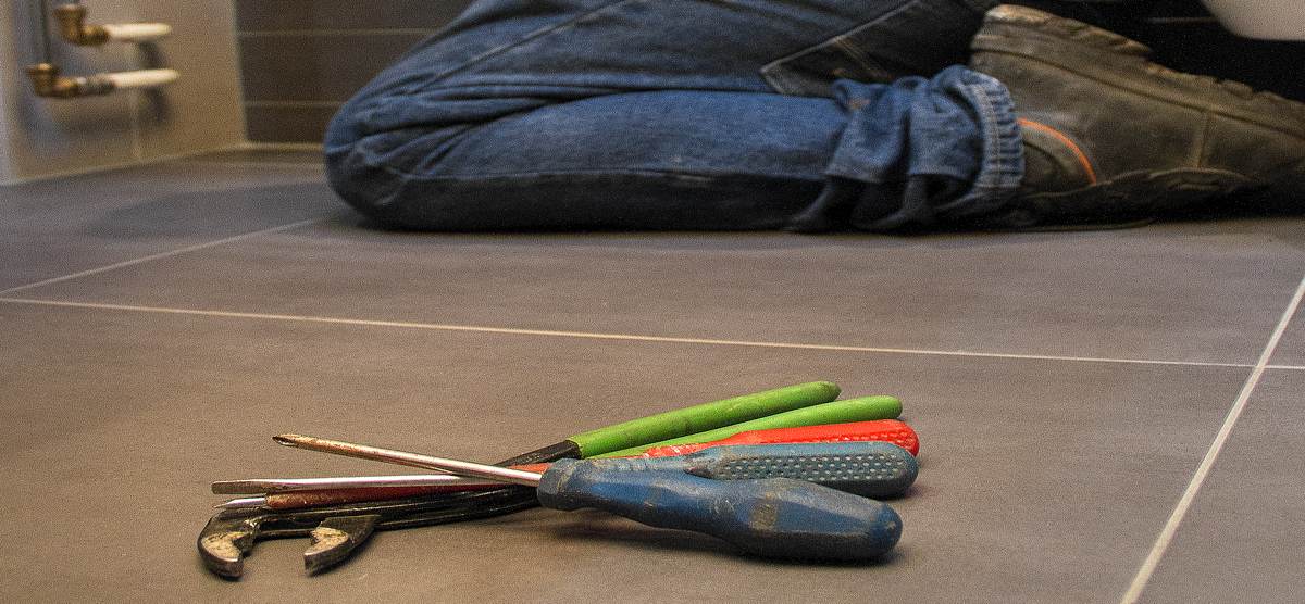 Gereedschap van de loodgieter op de vloer